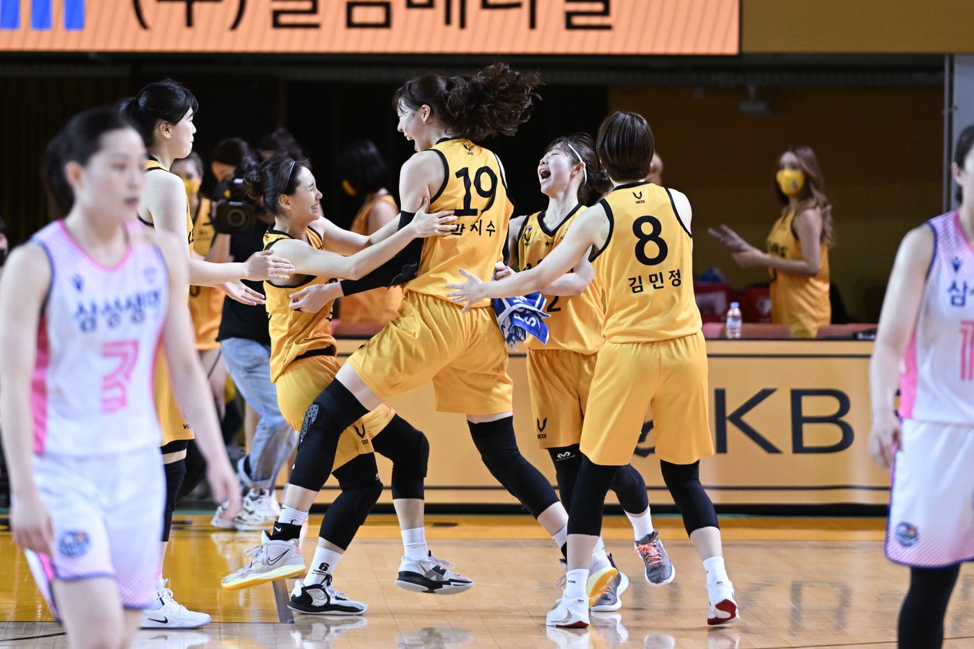 KB스타즈가 홈에서 삼성생명을 꺾었다.(WKBL 제공)