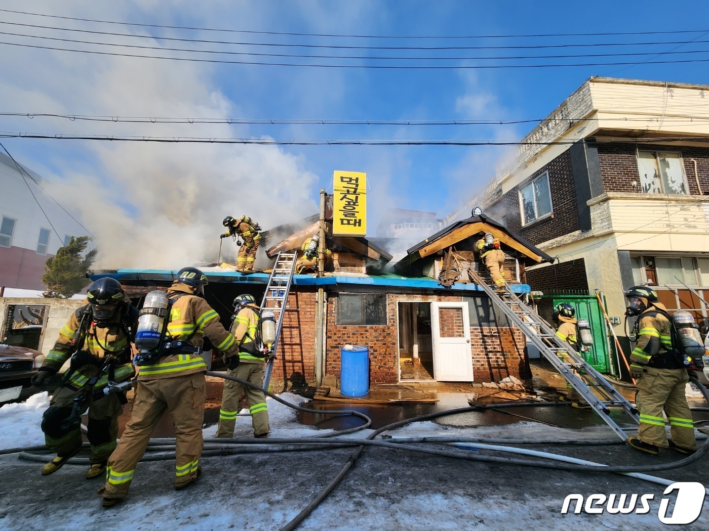 지난달 31일 오후 12시15분께 전북 군산시 미원동의 한 주택에서 불이 났다.&#40;독자 제공&#41;2022.12.31/뉴스1