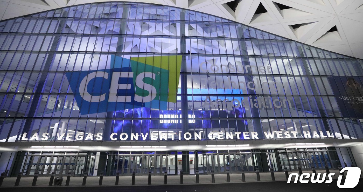 세계 최대 전자·가전·정보기술(IT) 전시회인 CES 2023 개막이 사흘 앞둔 2일(현지시간) 미국 네바다주 라스베이거스 컨벤션센터가 환하게 불을 밝히고 있다. 2023.1.2/뉴스1 ⓒ News1 임세영 기자