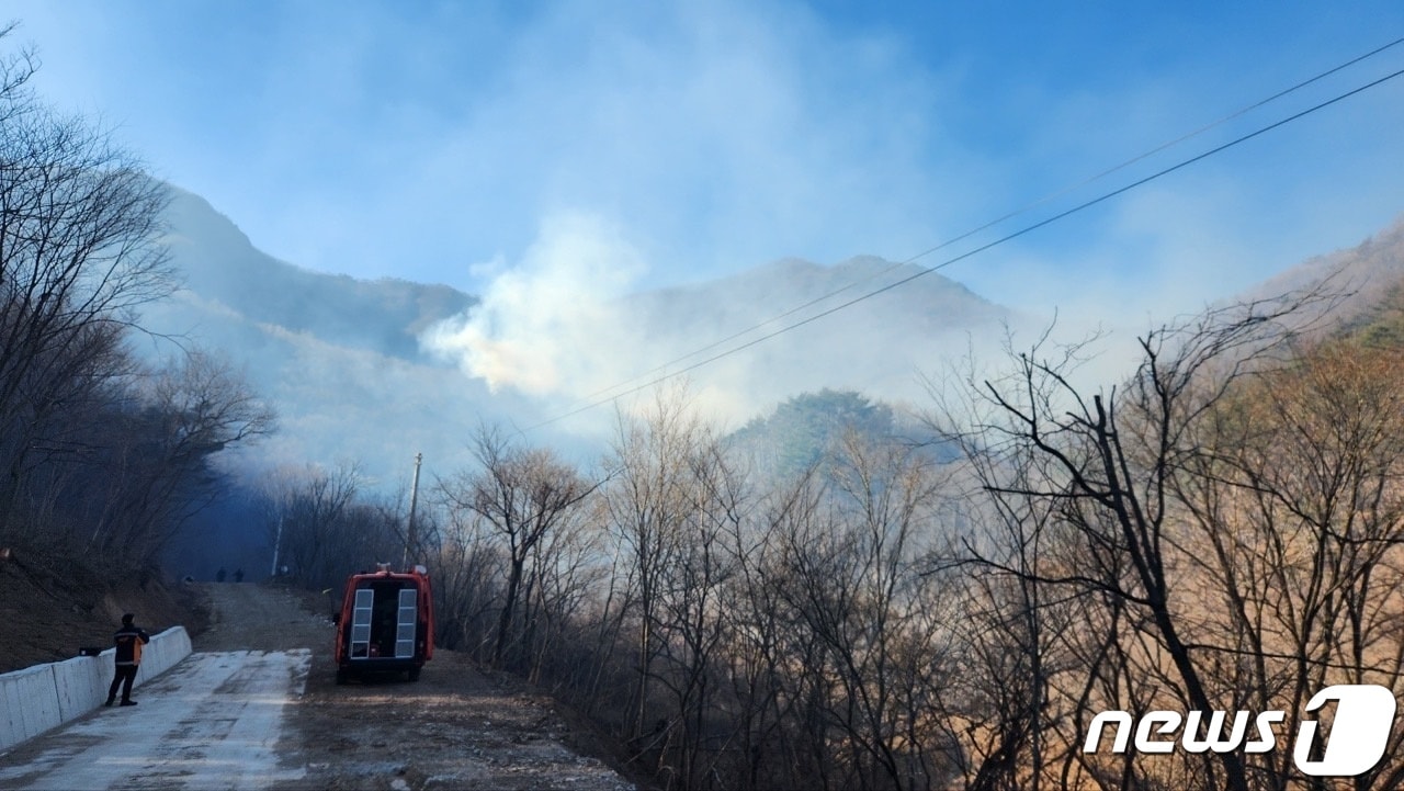 3일 오후 1시8분쯤 경북 영덕군 달산면 봉산리 715번지 일원에서 발생한 산불 주불이 2시간여 만에 잡혔다.(산림청제공)20223.1.3/뉴스1 