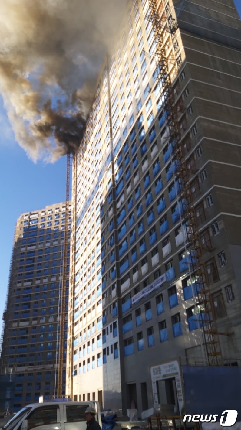 3일 오후 3시28분쯤 충북 청주시 흥덕구 오송읍 한 아파트 신축 공사 현장 23층에서 불이 나 45분 만에 꺼졌다.(청주서부소방서 제공) 2023.1.3/뉴스1
