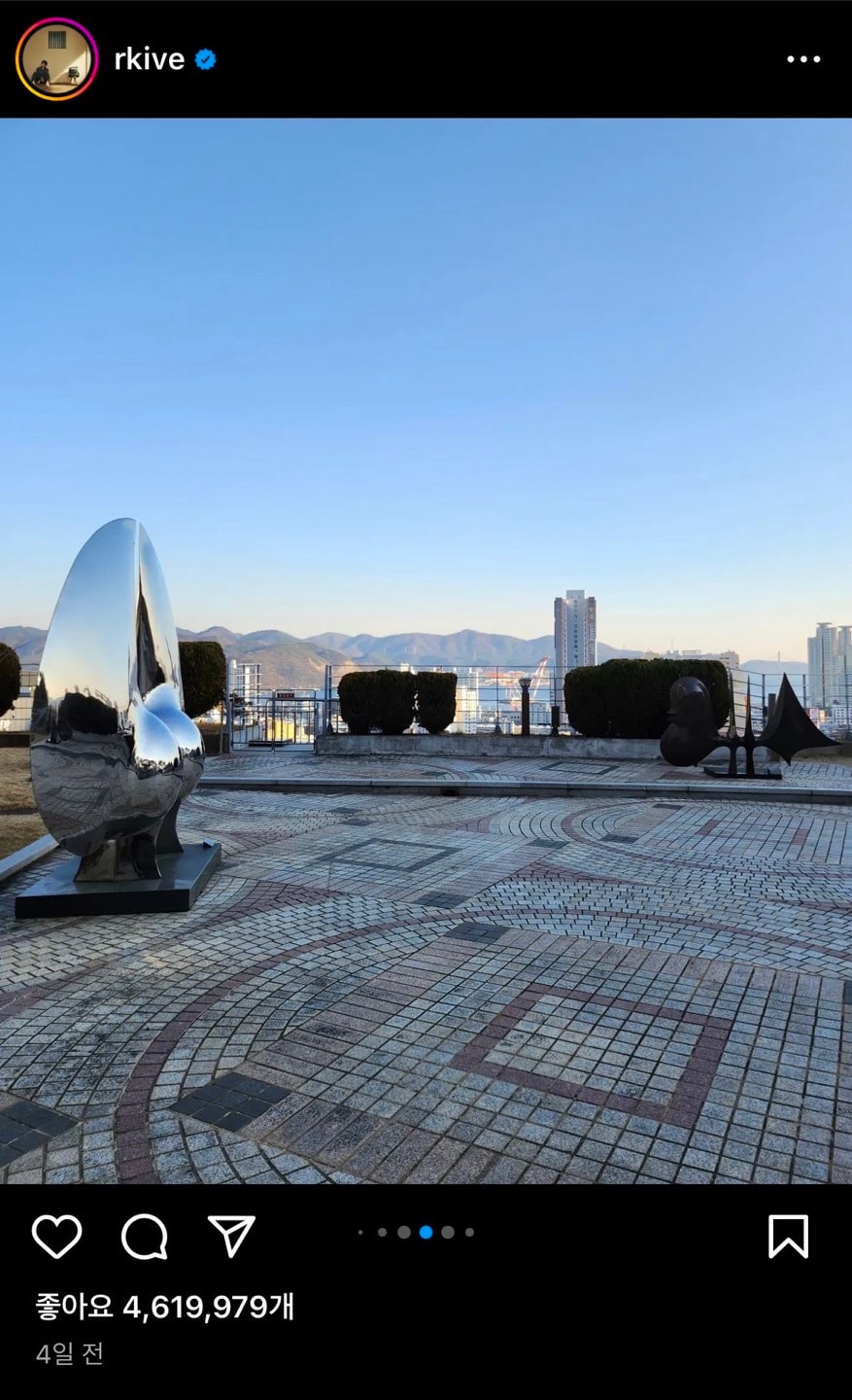 그룹 방탄소년단(BTS) 리더 RM(김남준)이 지난달 30일 인스타그램에 올린 경남 마산합포구 창원시립 문신미술관 앞마당 모습.(RM 인스타그램 캡처)