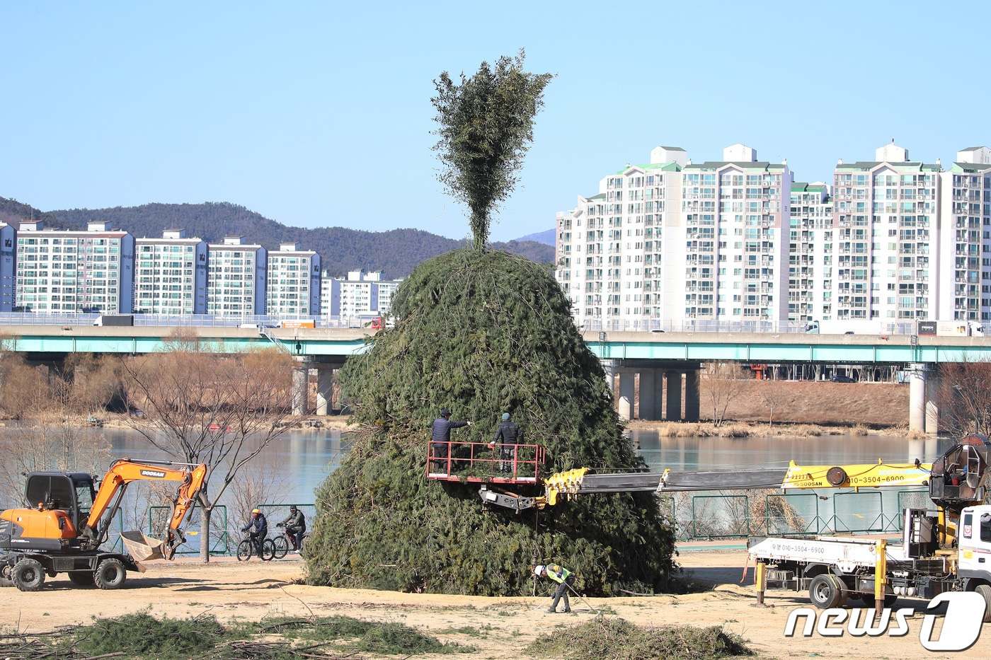 대구시는 4~5일 정월대보름 기간을 맞아 산불방지 특별대책을 추진한다고 3일 밝혔다. 사진은 정월대보름을 엿새 앞둔 지난달 30일 대구 금호강 산격대교 둔치에서 초대형 달집을 만드는 모습. 2023.1.30/뉴스1 ⓒ News1 공정식 기자