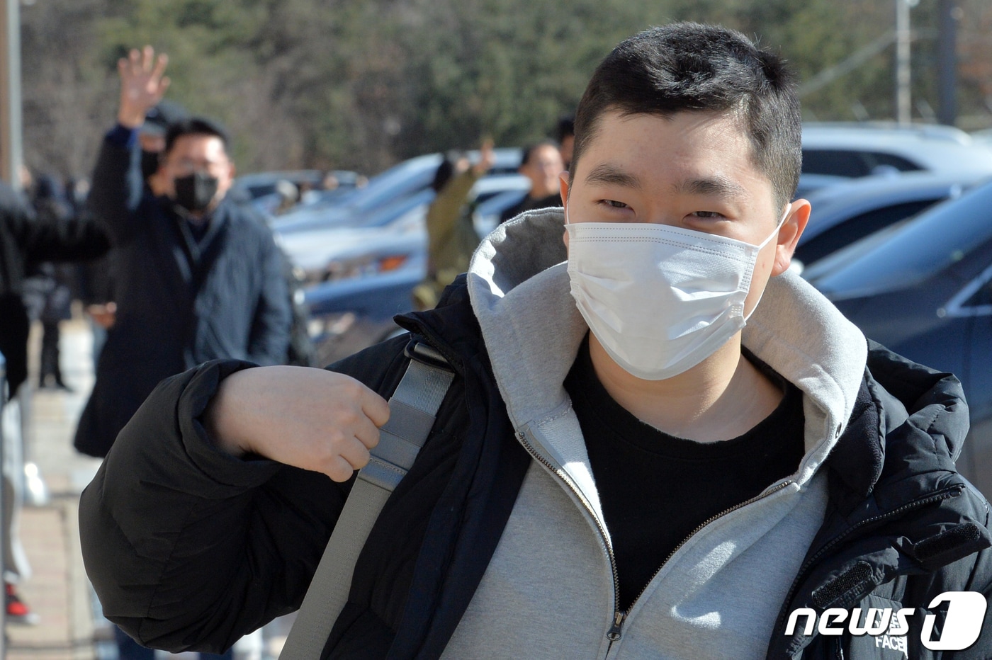 30일 해병대교육훈련단에서 2023년도 새해 첫 입대하는 신병이 가족들의 배웅을 받으며 부대로 들어가고 있다.해병대교육훈련단에 따르면 이날 해병 1290기 1130여 명이 입영했으며 코로나19로 인해 별도의 입영행사는 열리지 않았다.2023.1.30/뉴스1 ⓒ News1 최창호 기자