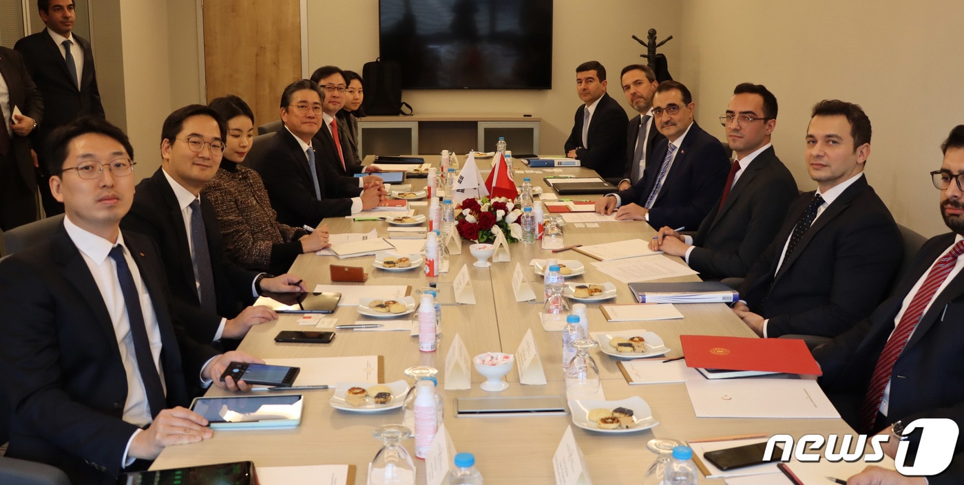 정승일 한국전력 사장(왼쪽 네 번째)이 30일(현지시간) 튀르키예에서 원전사업 관계자들과 신규 원전사업 협력회의를 하고 있다. (한국전력 제공) <자료사진> 2023.1.31/뉴스1