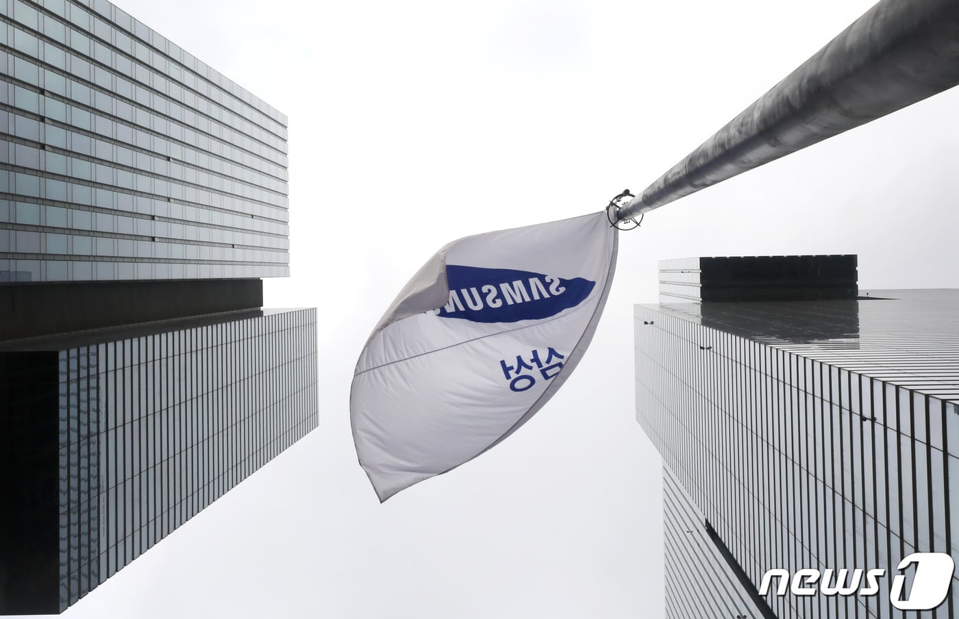 서울 서초구 삼성전자 서초사옥 앞 게양대에 삼성 깃발이 바람에 휘날리고 있다. /뉴스1 ⓒ News1 임세영 기자