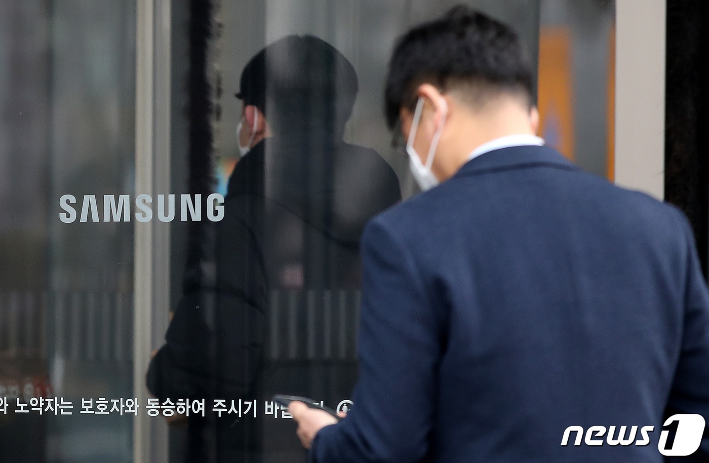 삼성전자의 2022년도 4분기 및 연간 실적이 발표된 31일 서울 서초구 삼성전자 서초사옥 로비에서 직원들이 오가고 있다. 2023.1.31/뉴스1 ⓒ News1 임세영 기자