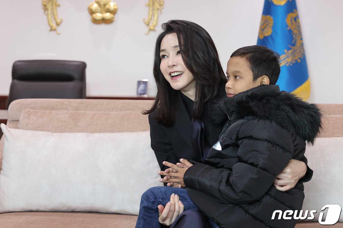 김건희 여사가 31일 용산 대통령실 청사를 찾은 캄보디아 소년 옥 로타(14)군을 재회하며 안아주고 있다. 김 여사는 지난해 11월 윤 대통령의 동남아 순방 당시 캄보디아 헤브론 의료원에서 심장 수술을 받은 로타의 집을 찾았다. (대통령실 제공) 2023.1.31/뉴스1 ⓒ News1 오대일 기자