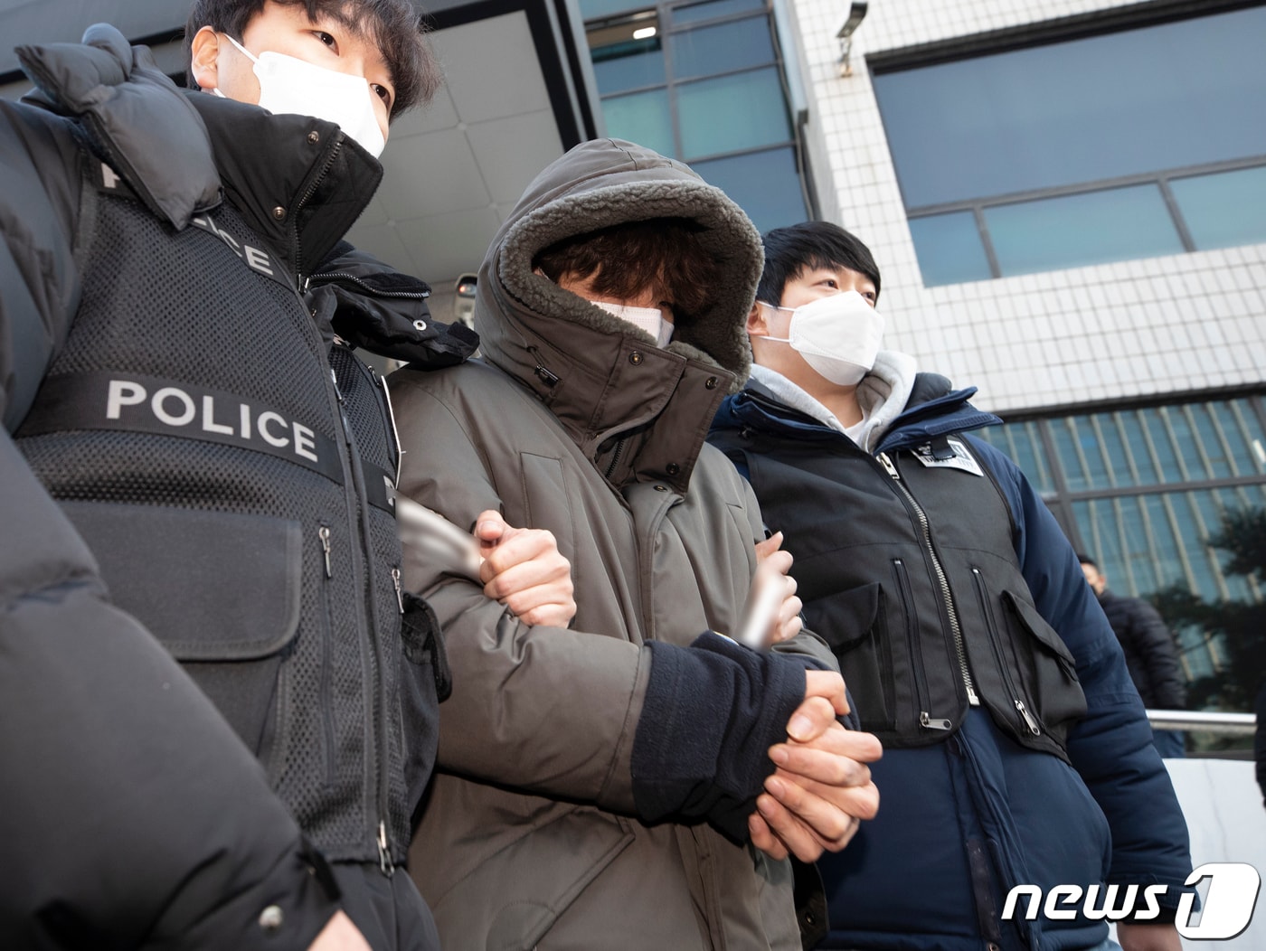 택시기사와 집주인을 잔인하게 살해하고 시신을 유기한 혐의로 구속된 이기영이 4일 오전 경기 고양시 일산동부경찰서에서 검찰로 송치되고 있다. 2023.1.4/뉴스1 ⓒ News1 신웅수 기자