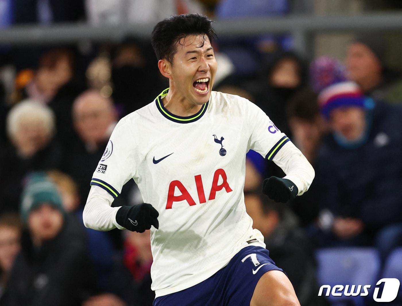 손흥민이 4일(현지시간) 영국 런던의 셀허스트 파크에서 열린 EPL 크리스털 팰리스와 경기서 9경기 만에 리그 4호 골을 터트린 뒤 마스크를 벗고 기뻐하고 있다. ⓒ 로이터=뉴스1 ⓒ News1 