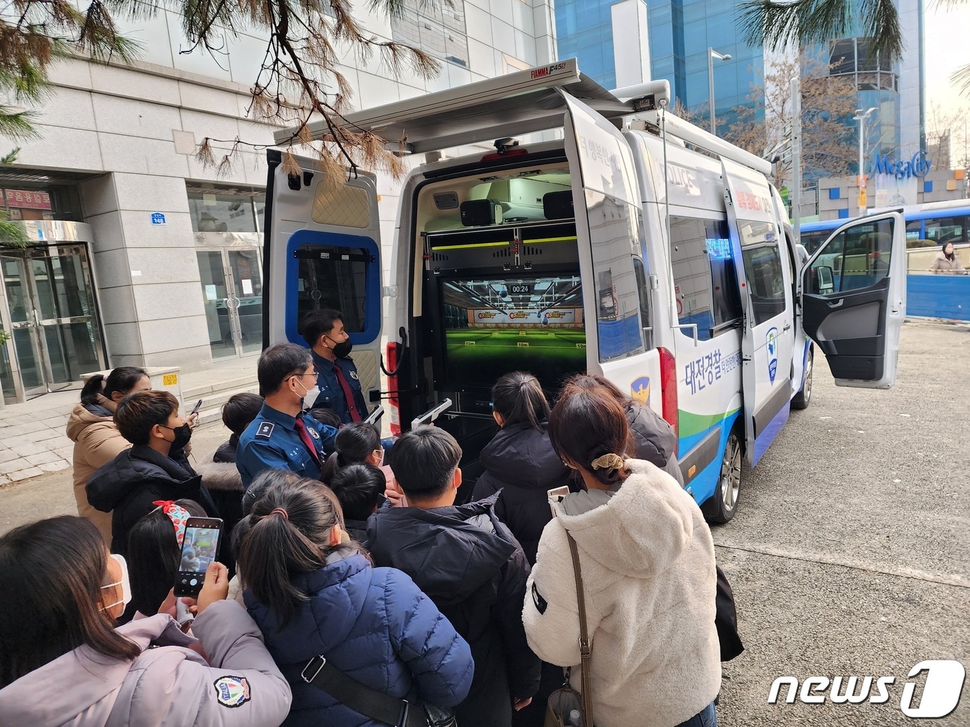 6일 청소년 경찰학교에 참여한 학생들이 다목적 차량에 탑재된 모의권총 사격시스템을 활용해 사격 체험을 하고 있다. &#40;대전경찰청 제공&#41; /뉴스1