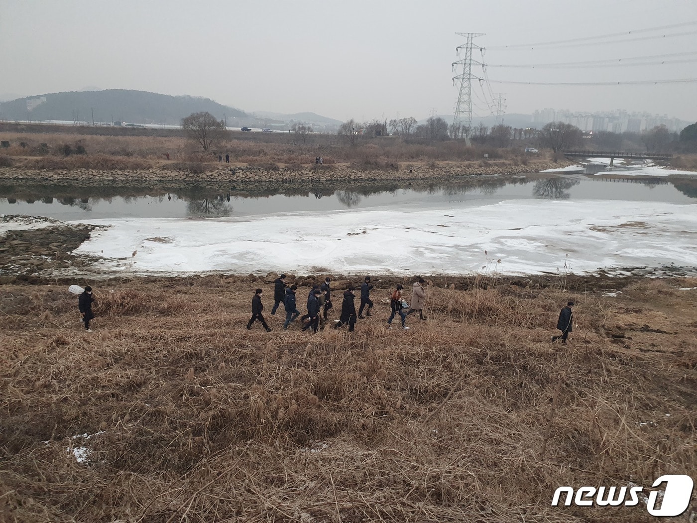 검찰이 1월6일 경기 파주시 공릉천변 일대에서 택시기사와 동거 여성을 살해한 혐의로 구속된 이기영(31)을 대동해 시신을 유기했다고 지목한 장소에 대한 현장검증을 진행하고 있다. 2023.1.6/뉴스1 ⓒ News1 양희문 기자,이상휼 기자