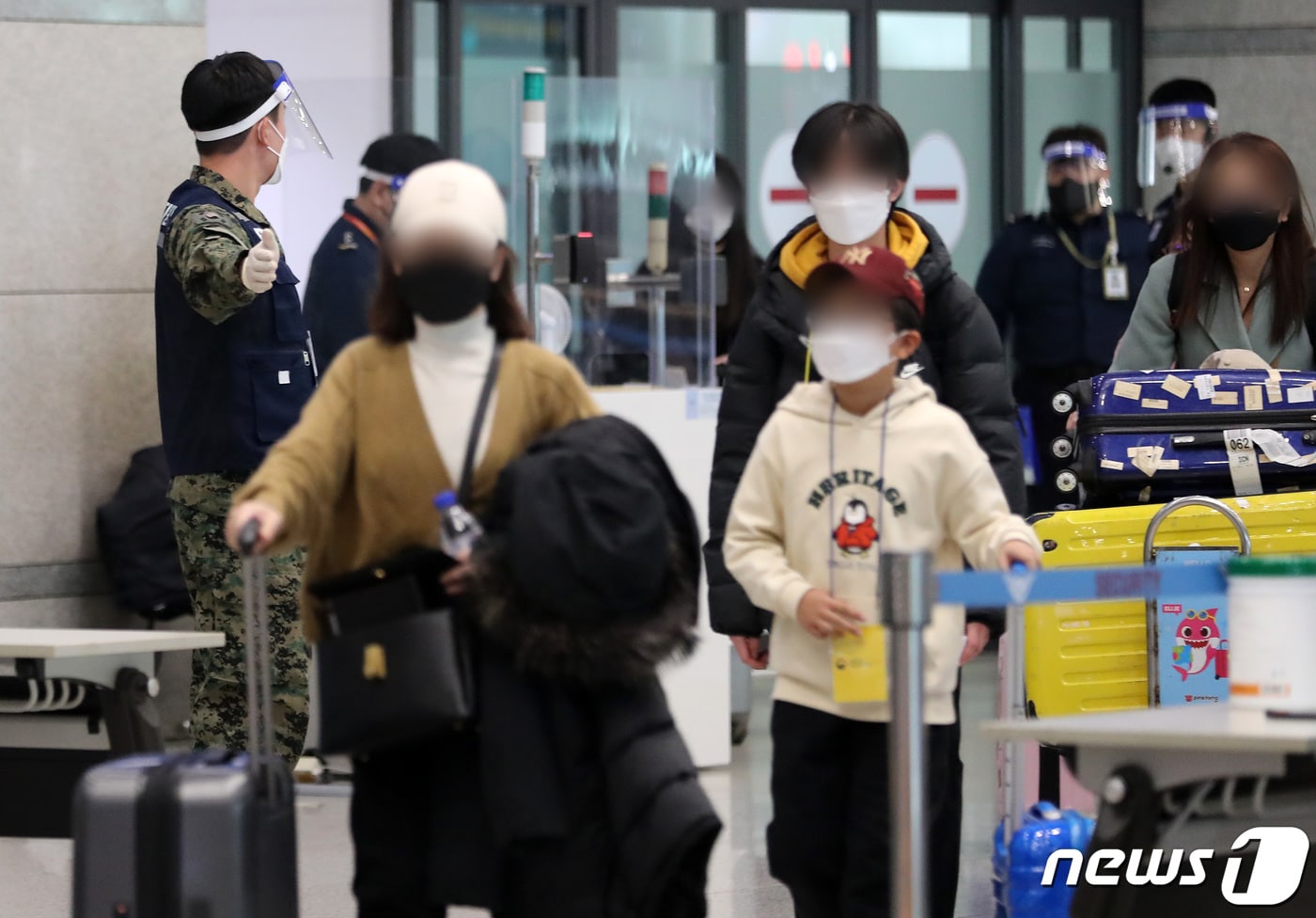 8일 인천국제공항 제1여객터미널 코로나19 검사센터에서 중국발 입국자들이 검사를 위해 이동하고 있다. &lt;자료사진&gt;2022.1.8/뉴스1 ⓒ News1 이동해 기자