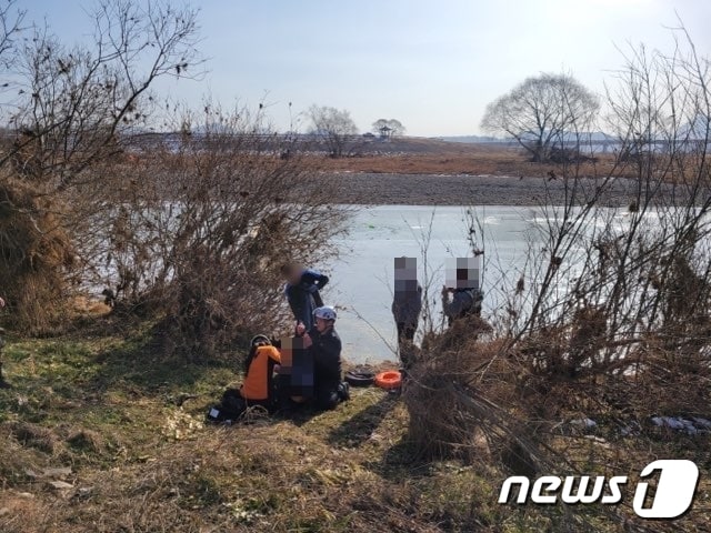 119구급대가 언 강을 건너다 물에 빠진 여성을 응급처치하고 있다. (소방서제공) / 뉴스1