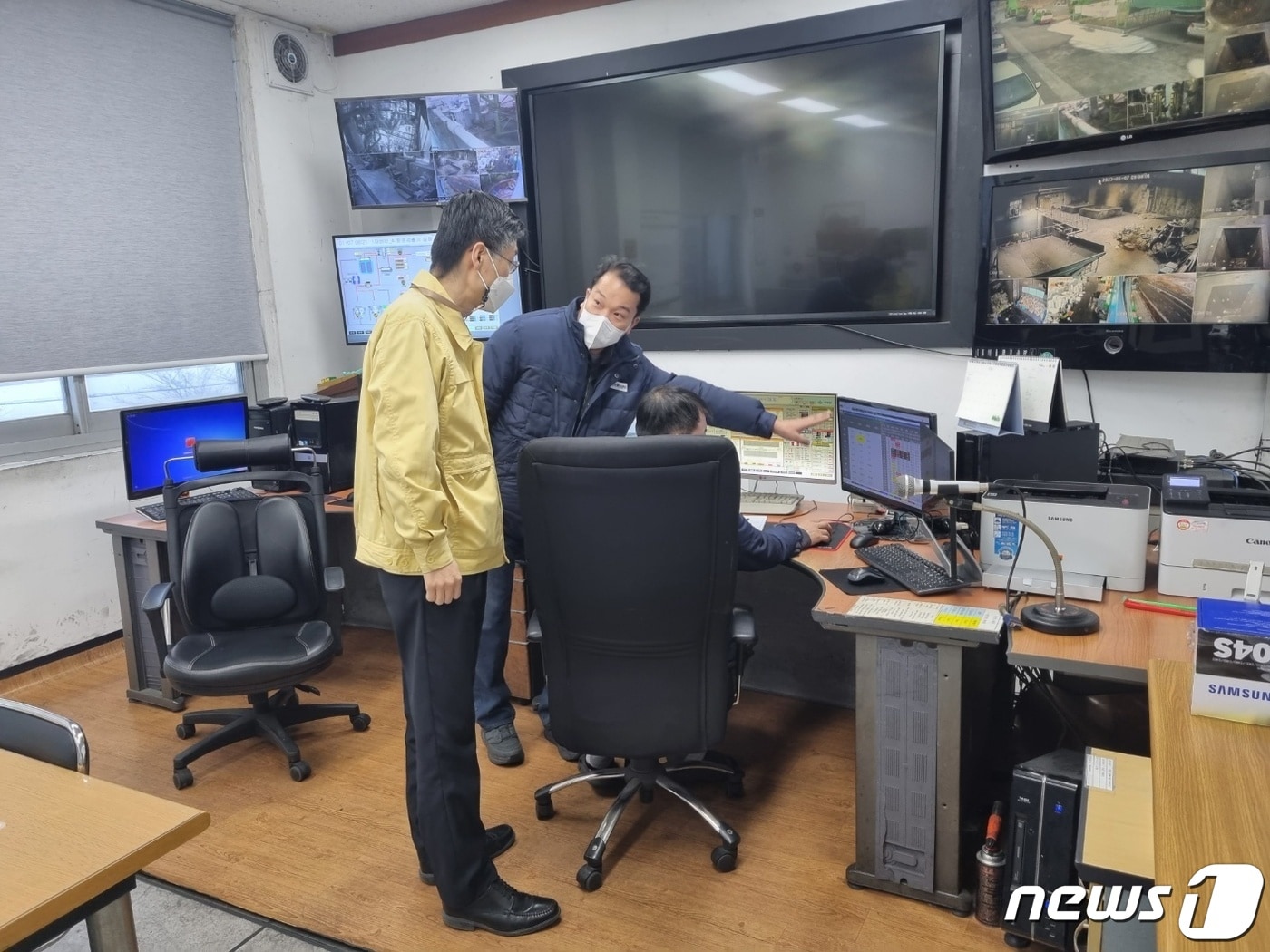 경남도가 '고농도 미세먼지 비상저감조치'에 따라 지역의 한 사업장에서 이행사항 준수 여부를 점거하고 있다(경남도 제공).