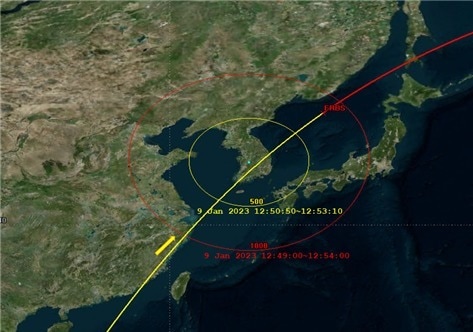 9일 오전 4시 분석 기준 미국 지구관측위성의 추락 예상 범위 내 한반도 통과 예측 궤적, 대전 중심 반경 500㎞&#40;노란색&#41;와 1000㎞&#40;붉은색&#41; 범위 &#40;과학기술정보통신부 제공&#41; 2023.01.09 /뉴스1