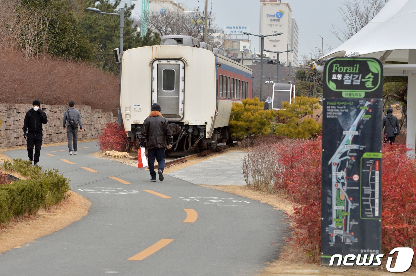 9일 경북 포항시 남구 대잠동 철길숲에 무궁화호 객차가 설치돼 있다. 포항시에 따르면 오는 4월까지 객차 내부를 개조해 시와 철길 숲 홍보 등에 사용할 메타버스 공간으로 운영한다는 계획이다.2023.1.9/뉴스1 ⓒ News1 최창호 기자