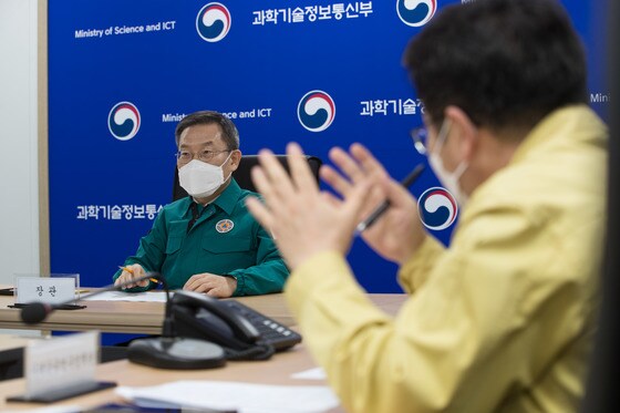 이종호 과학기술정보통신부 장관이 9일 오후 세종특별자치시 세종파이낸스센터 과기정통부 재난안전상황실에서 열린 '미국 지구관측위성 추락 관련 긴급상황회의'에서 피해 상황을 파악하고 있다. 이날 회의에는 오태석 제1차관과 이창윤 연구개발정책실장, 권현준 거대공공연구정책관이 참석했다. (과학기술정보통신부 제공) 2023.1.9/뉴스1