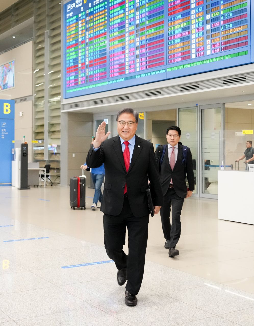 박진 외교부 장관이 1일 오전 인천국제공항을 통해 귀국하고 있다.(외교부 제공)