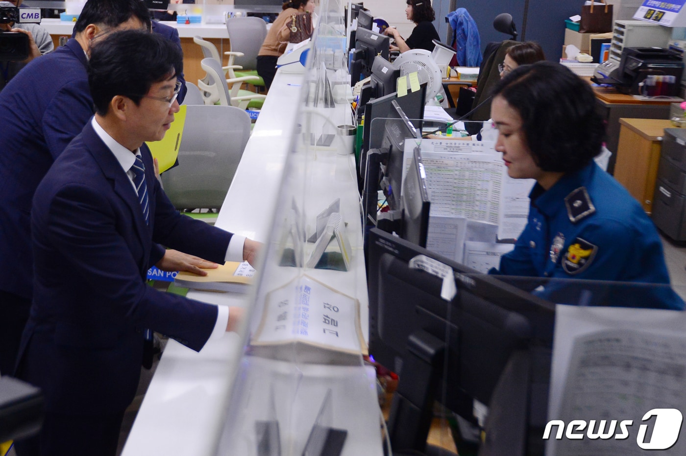 박병규 광주 광산구청장이 지난 2023년 광주 광산경찰서에서 광산구시설관리공단의 &#39;광산경찰서 공문 무단삭제와 조직적 은폐&#39; 등 불법 행위에 대한 고발장을 접수하는 모습. &#40;뉴스1 DB&#41; 2023.10.10/뉴스1 ⓒ News1 이승현 기자