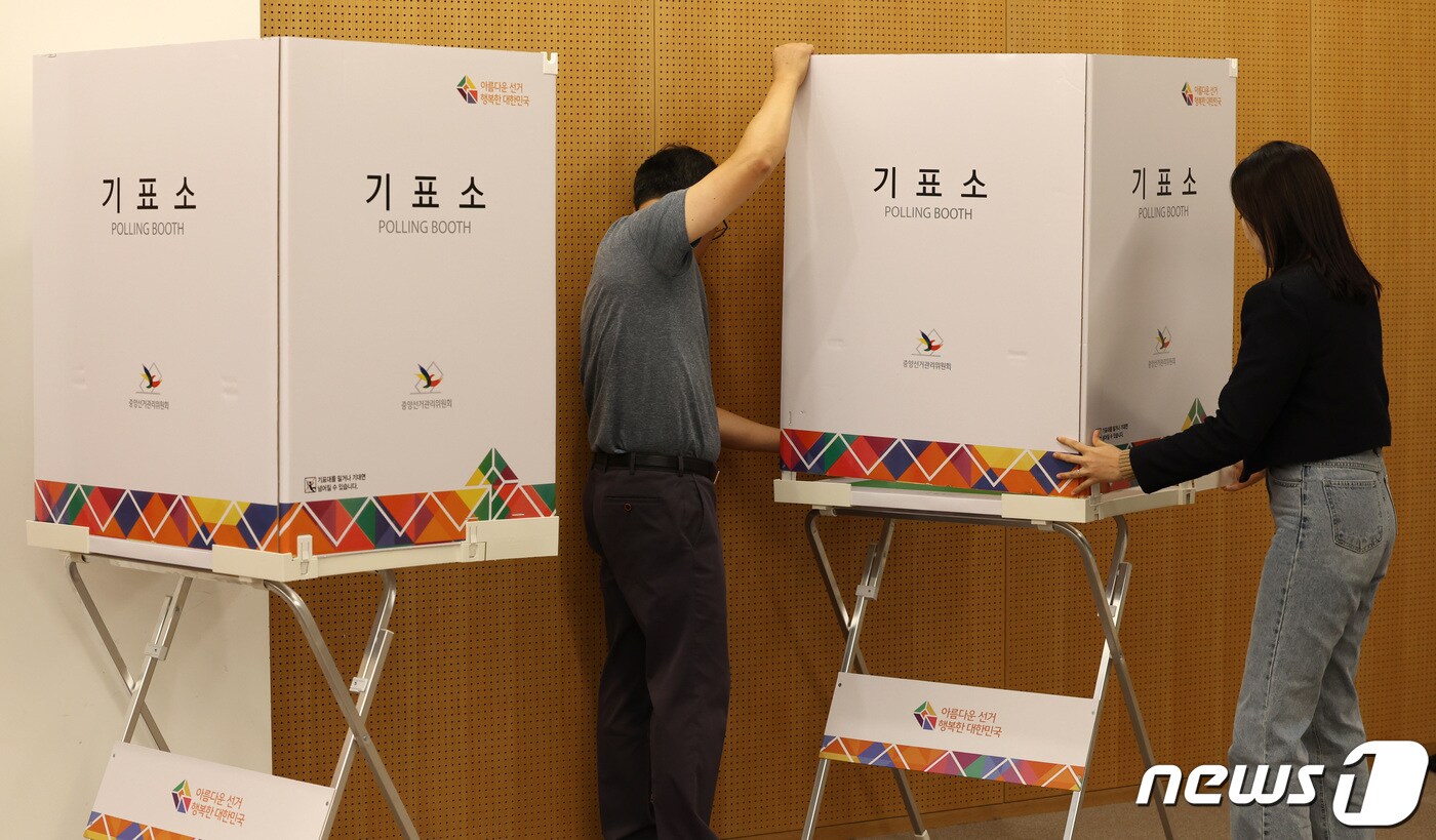 중앙선거관리위원회 관계자들이 강서구청장 보궐선거를 하루 앞둔 10일 오전 서울 강서구 서울식물원에 마련된 가양1동 제8투표소에서 기표소를 설치하고 있다. 2023.10.10/뉴스1 ⓒ News1 김성진 기자