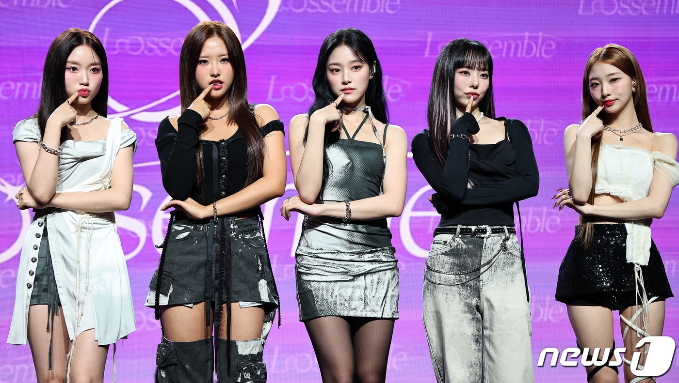 걸그룹 루셈블이 10일 오후 서울 강남구 일지아트홀에서 열린 데뷔 앨범 ‘루셈블(Loossemble)’ 발매 기념 쇼케이스에서 포즈를 취하고 있다. 2023.10.10/뉴스1 ⓒ News1 김진환 기자