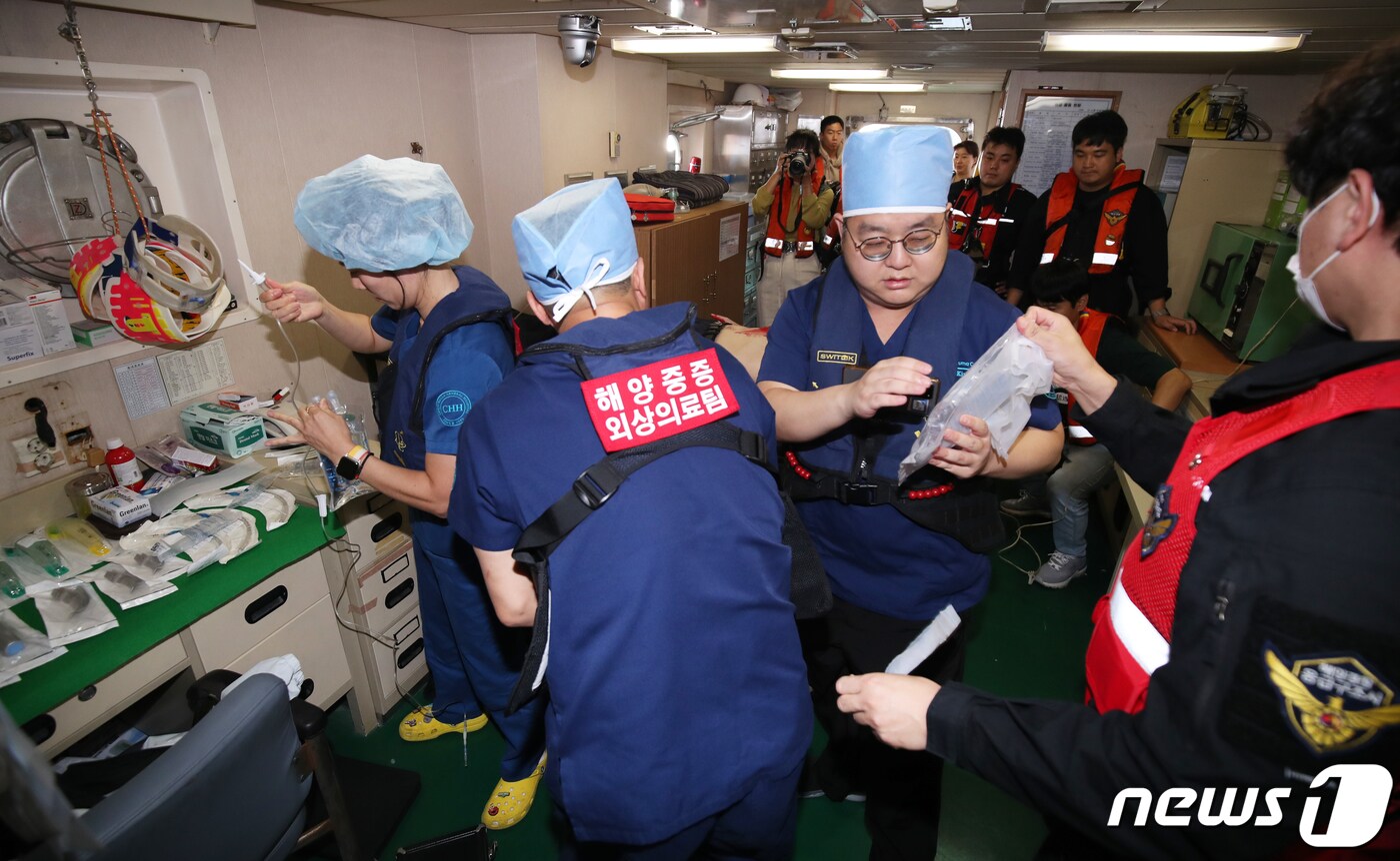 제주한라병원 권역외상센터 의료진들이 10일 오전 제주 서귀포시 화순항 남쪽 해상에서 열린 '(가칭) 해양외상의료지원팀' 훈련에서 모의 긴급 수술을 준비하고 있다. 2023.10.10/뉴스1 ⓒ News1 오현지 기자