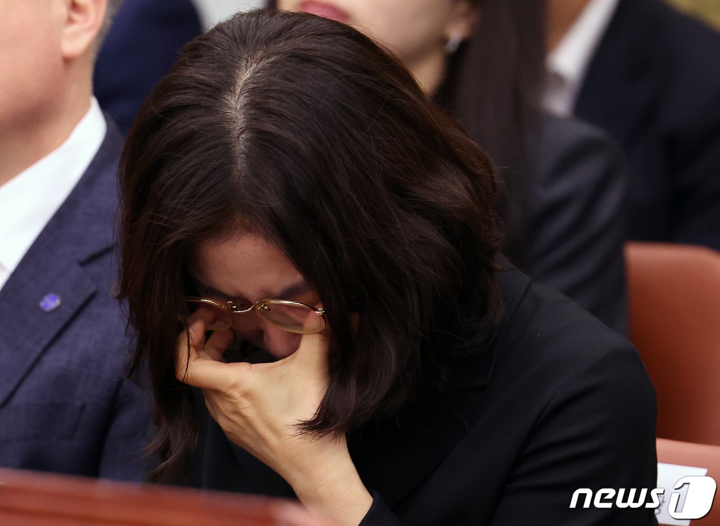 만화 '검정고무신'의 고(故) 이우영 작가 부인 이지현씨가 2023년 10월 10일 오후 서울 여의도 국회에서 열린 문화체육관광위원회 국정감사에 참고인으로 출석, 눈물을 흘리고 있다. 2023.10.10/뉴스1 ⓒ News1 황기선 기자