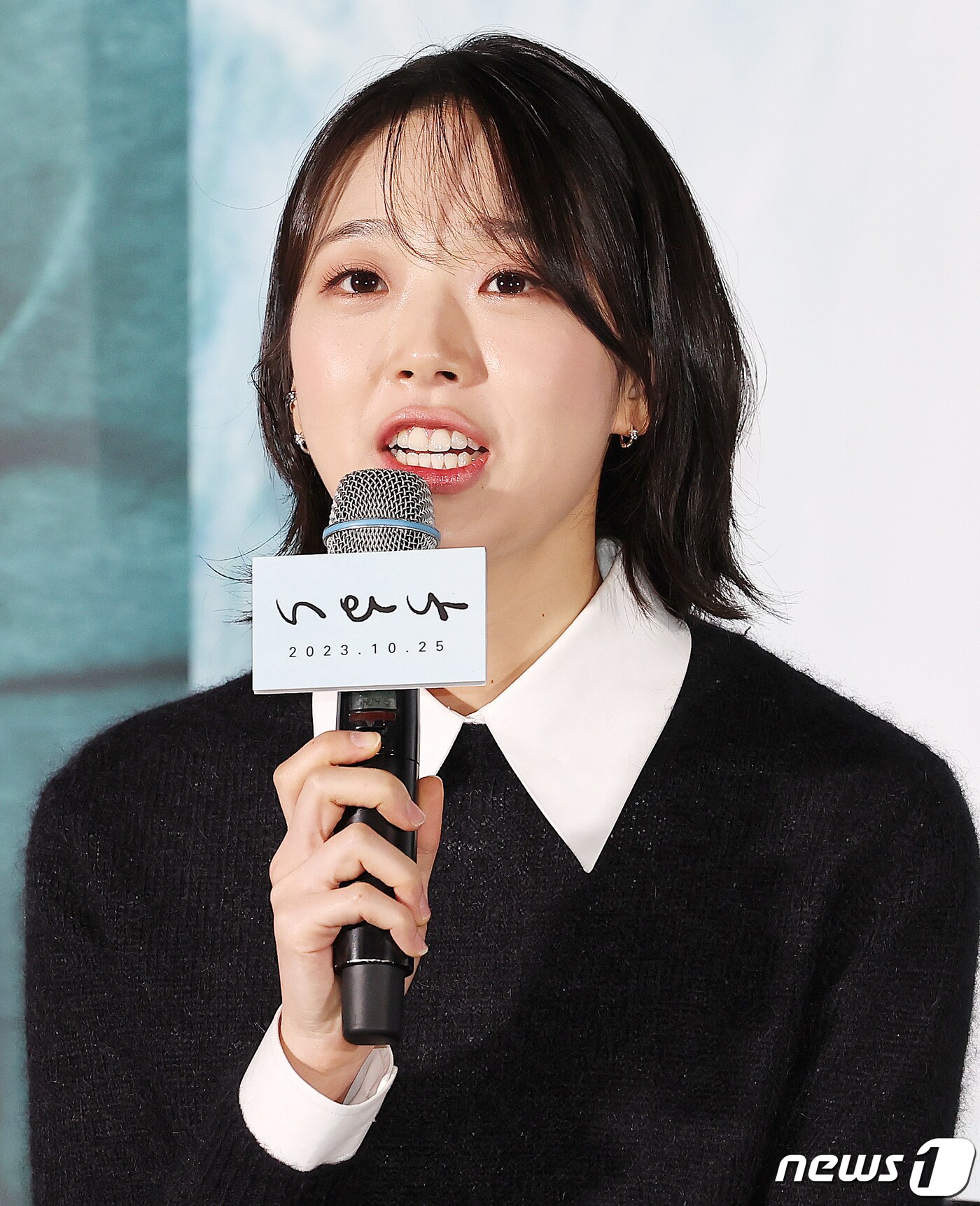 배우 김시은이 10일 오후 서울 용산구 CGV용산아이파크몰에서 열린 영화 ‘너와 나’ 언론시사회에서 인사말을 하고 있다. 배우 조현철의 첫 장편 영화 감독 데뷔작이자 박혜수가 학폭 의혹에 휩싸인 후 찍은 작품으로 화제을 모은 '너와 나'는 화사한 봄날을 배경으로 수학여행 전날, 교실 한쪽에서 낮잠에 빠졌던 세미가 문득 불길한 꿈에 눈물을 흘리며 깨어나고, 자전거 사고로 다리를 다쳐 잠시 병원에 입원해 있는 '둘도 없는 친구' 하은에게 달려가면서 벌어지는 특별한 하루를 그리는 작품이다. 2023.10.10/뉴스1 ⓒ News1 김진환 기자