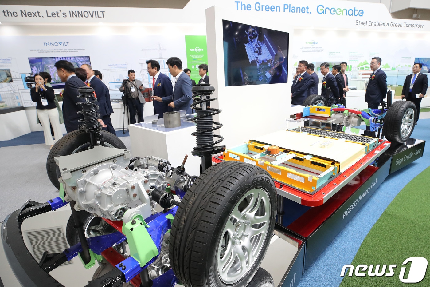  경북도는 8일 전기차 폐배터리 등 사용후 핵심부품을 재활용하는 ‘순환이용 체계 구축 사업’을 본격 추진한다.사진은 포스코 전기차 배터리 팩 자동차 모형  2023.10.11 ⓒ 뉴스1 공정식 기자