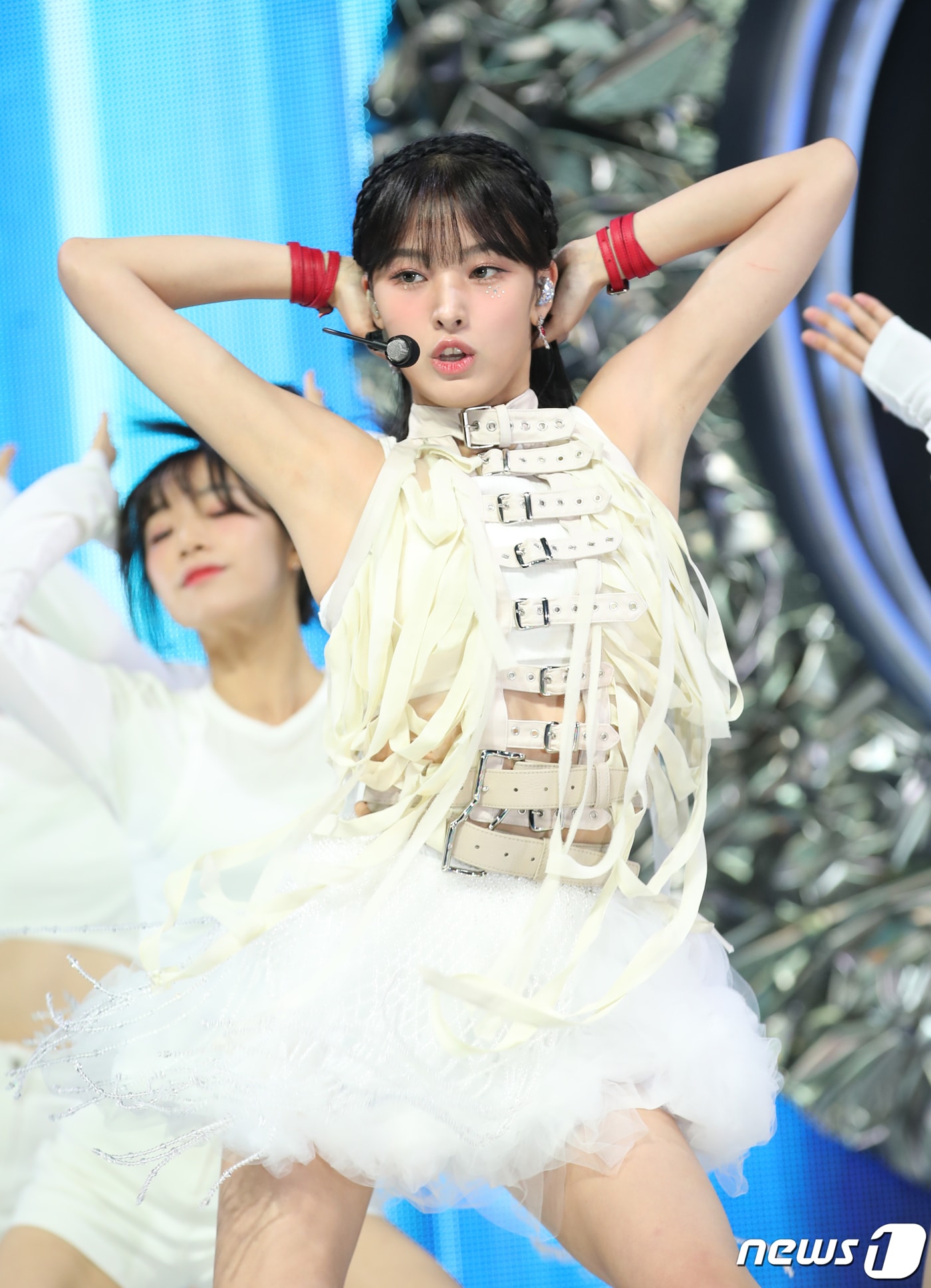 그룹 엔믹스 출신 지니(JINI)가 11일 오후 서울 서교동 메세나폴리스에서 가진 첫 EP 앨범 '언 아이언 핸드 인 어 벨벳 글로브(An Iron Hand In A Velvet Glove)' 쇼케이스에서 타이틀곡 'C'mon'을 열창하고 있다. 2023.10.11/뉴스1 ⓒ News1 권현진 기자