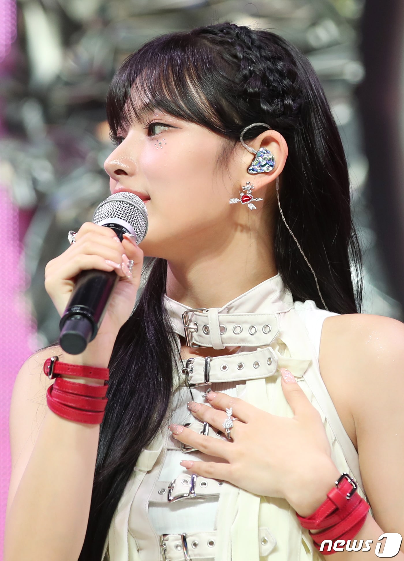 그룹 엔믹스 출신 지니(JINI)가 11일 오후 서울 서교동 메세나폴리스에서 가진 첫 EP 앨범 '언 아이언 핸드 인 어 벨벳 글로브(An Iron Hand In A Velvet Glove)' 쇼케이스에서 솔로 데뷔 소감을 말하고 있다. 2023.10.11/뉴스1 ⓒ News1 권현진 기자