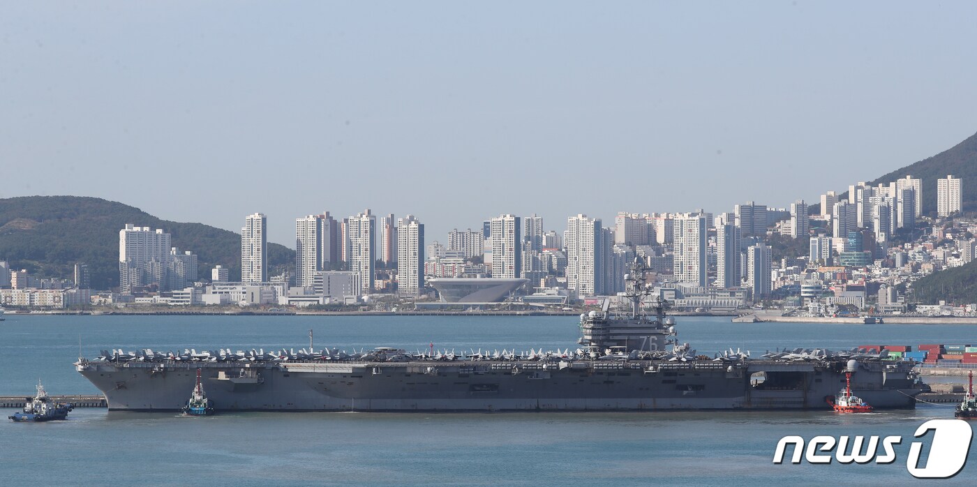 12일 오전 미국 핵추진 항공모함 로널드 레이건함(CVN-76)이 부산 남구 해군작전사령부 부산작전기지에 입항하고 있다. 2023.10.12/뉴스1 ⓒ News1 윤일지 기자