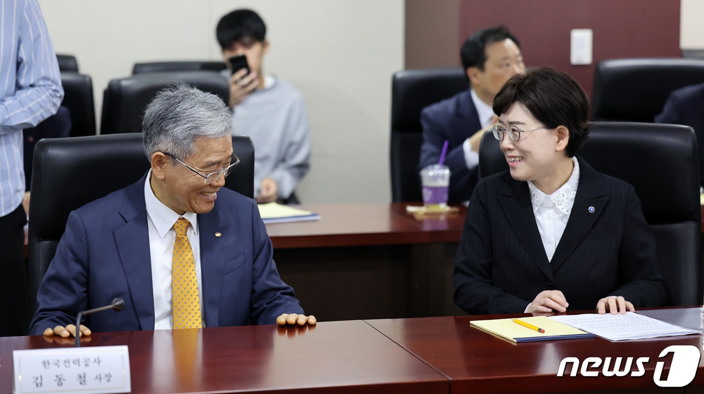 김동철 한국전력 사장(왼쪽)과 최연혜 한국가스공사 사장이 지난달 12일 오전 서울 종로구 한국무역보험공사 대회의실에서 열린 에너지공기업 경영혁신 점검회의에서 대화하고 있다. 2023.10.12/뉴스1 ⓒ News1 김성진 기자