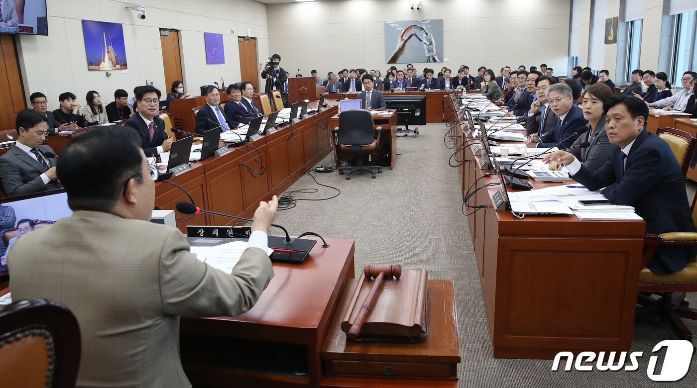 박성중 국민의힘 간사가 12일 오전 서울 여의도 국회에서 열린 과학기술정보방송통신위원회의 원자력안전위원회, 한국원자력안전기술원, 한국원자력통제기술원, 한국원자력안전재단, 한국수력원자력(주)에 대한 국정감사에서 더불어민주당 의원들과 설전을 펼치고 있다. 2023.10.12/뉴스1 ⓒ News1 임세영 기자