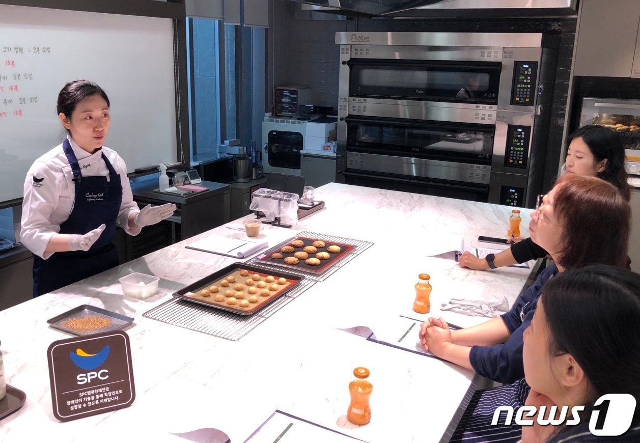 SPC는 13일 SPC컬리너리아카데미에서 친환경 작업장 구축을 위한 '함께그린사이클' 사업에 참여해 장애인 파티시에들을 대상으로 제과제빵 기술특강을 진행했다.(SPC제공)