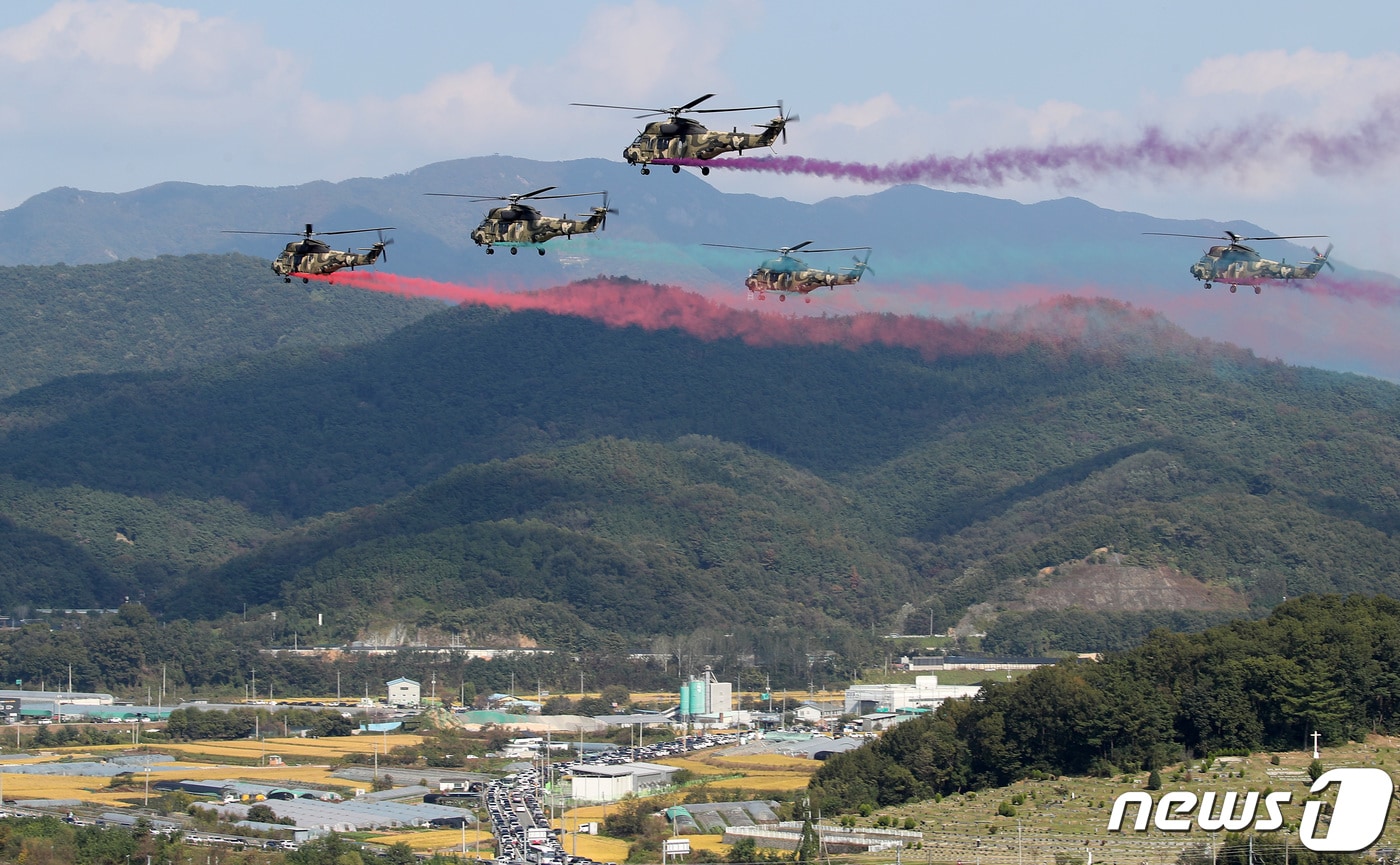 건군 75주년과 한미동맹 70주년을 맞아 15일 오후 육군 제2작전사령부와 칠곡군 주관으로 경북 칠곡군 낙동강 칠곡보 생태공원 일원에서 열린 '제14회 낙동강지구전투 전승행사'와 '제10회 낙동강 세계평화 문화 대축전'에서 육군 2작전사 항공단 소속 수리온 헬기가 축하 비행을 하고 있다. 2023.10.15/뉴스1 ⓒ News1 공정식 기자