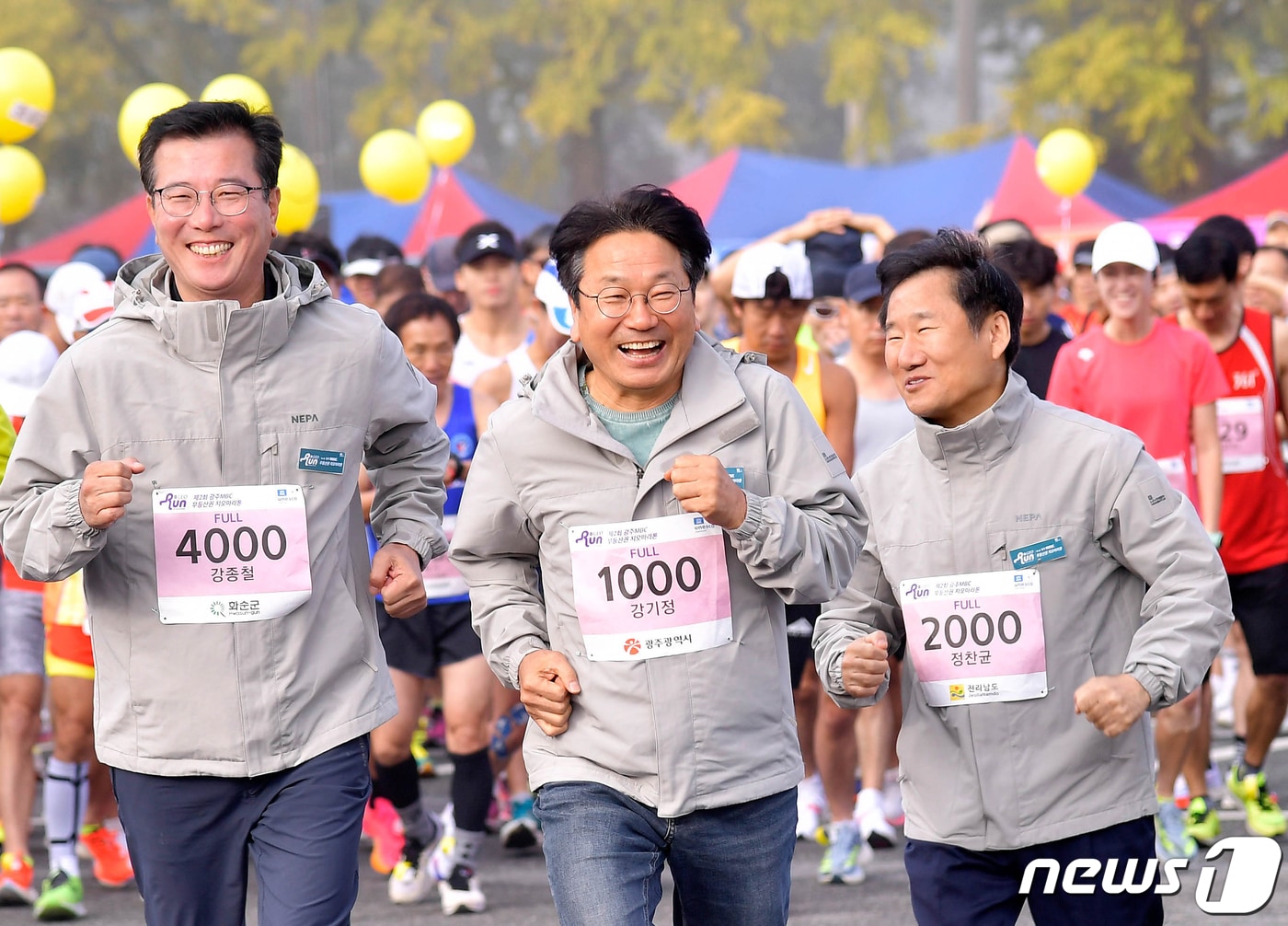 강기정 광주시장이 15일 전남 화순군 금호화순스파리조트에서 무등산권 유네스코 세계지질공원 인증 5주년을 기념해 열린 &#39;제2회 무등산권 지오 마라톤대회&#39;에 참석해 정찬균 전남도 동부지역본부장, 이병노 담양군수, 강종철 화순군 부군수 등과 5.18㎞ 구간을 달리고 있다.&#40;광주시 제공&#41;2023.10.15/뉴스1 ⓒ News1 박준배 기자