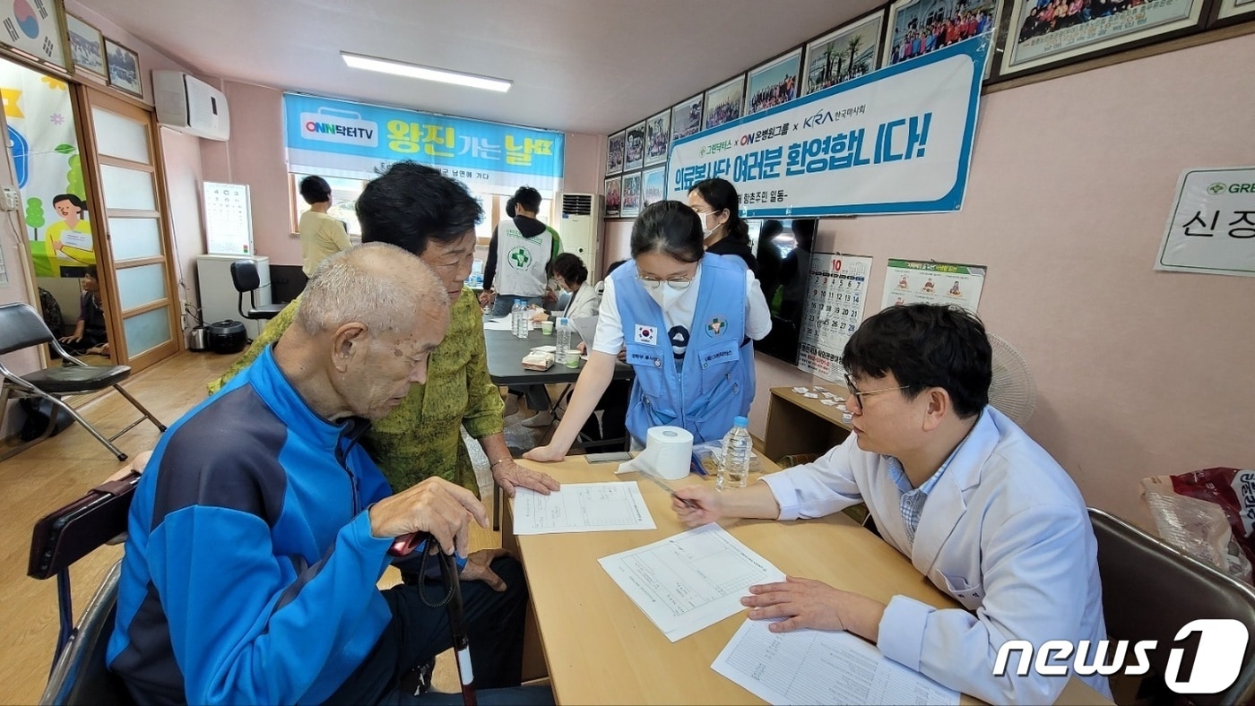 국제의료봉사단체 그린닥터스 재단과 부산 온종합병원 관계자들이 지난 13, 14일 이틀간 경남 남해군 남면 항촌마을 주민 150여 명을 대상으로 의료봉사 활동을 진행하고 있다.  &#40;온종합병원 제공&#41;