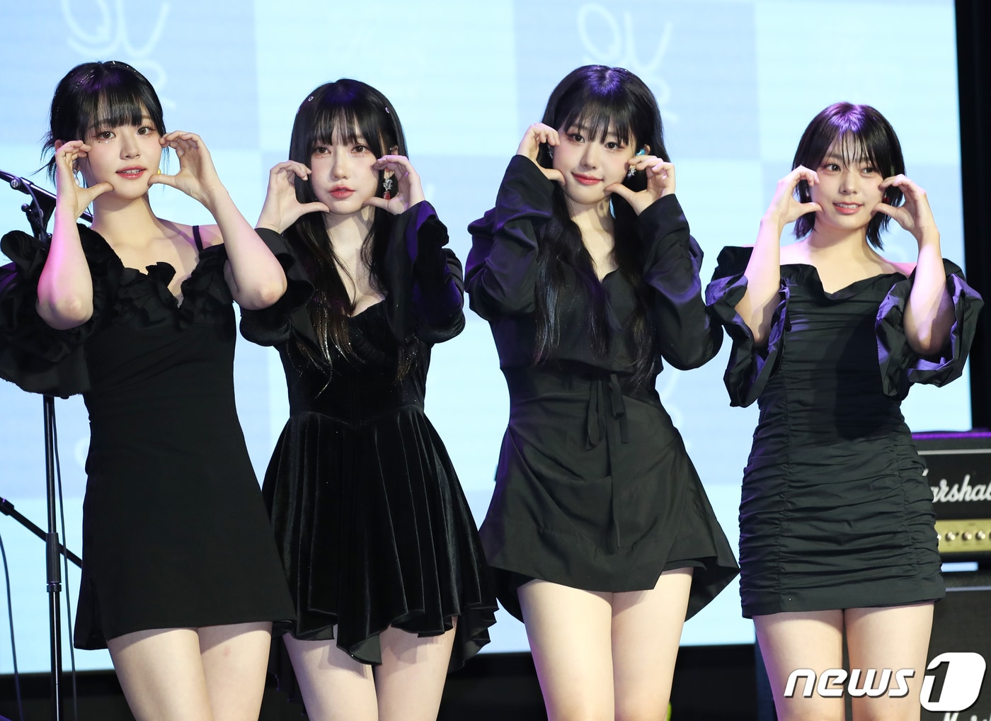 ‘김계란 걸밴드’ QWER(큐더블유이알)이 18일 오후 서울 서교동 무신사 개러지에서 가진 데뷔 싱글 1집 '하모니 프롬 디스코드(Harmony from Discord)' 쇼케이스에서 포즈를 취하고 있다. 2023.10.18/뉴스1 ⓒ News1 권현진 기자