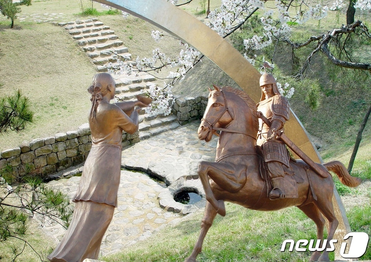 고려 태조 왕건과 장화왕후 첫 만남 장소였던 나주 완사천과 두 남녀의 동상. ⓒ News1