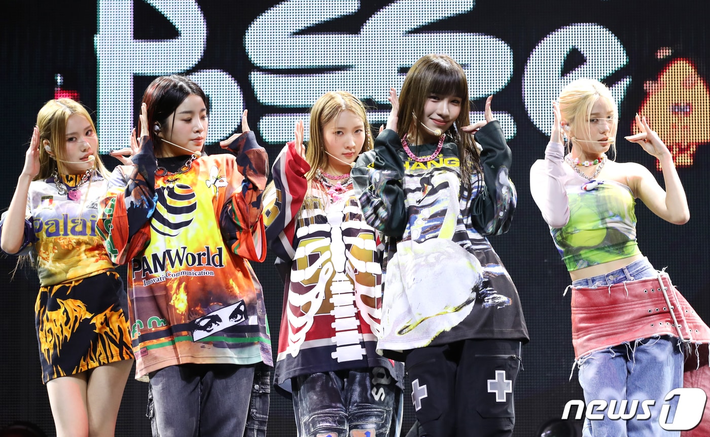 걸그룹 '영파씨(YOUNG POSSE)'가 18일 서울 마포구 메세나폴리스 신한pLay 스퀘어에서 가진 첫 번째 EP 앨범 '마카로니 치즈(MACARONI CHEESE)'쇼케이스에서 신곡을 선보이고 있다. 2023.10.18/뉴스1 ⓒ News1 권현진 기자
