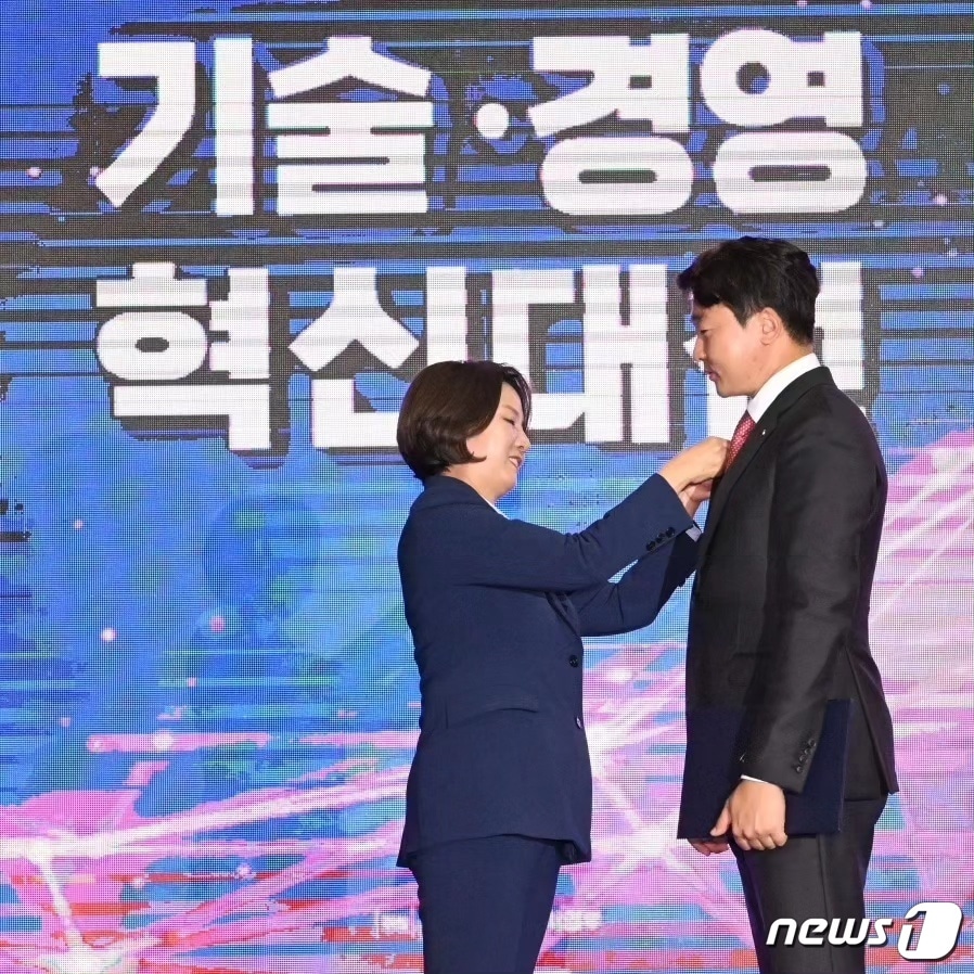 송성근대표이사(오른쪽)가 18일 중소기업 기술·경영 혁신대전’ 유공자 포상에서 이영 중소벤처기업부 장관으로부터 ‘기술혁신’ 부문 대통령표창을 받고 있다.(가천대 제공)