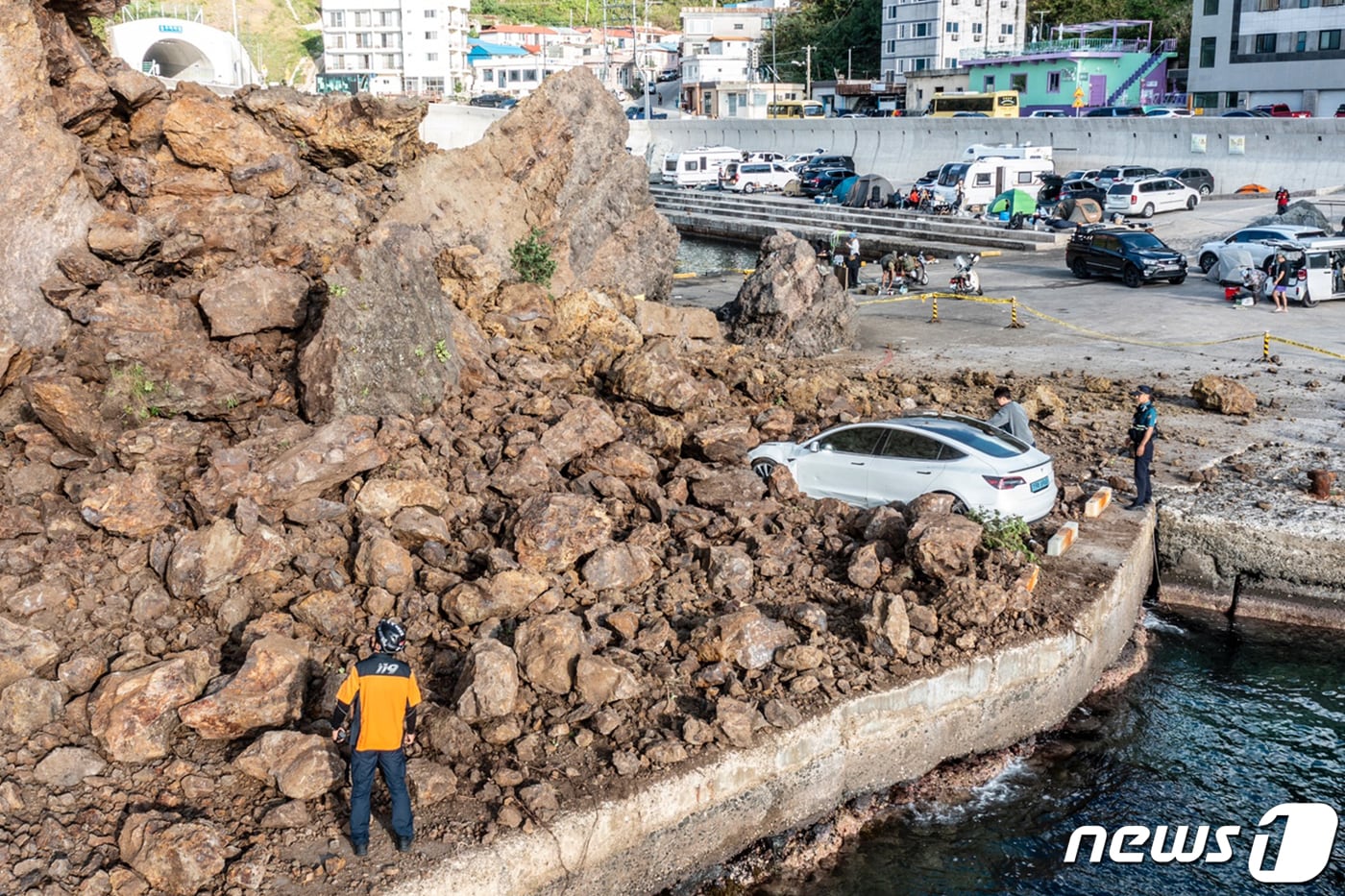 2일 오전 6시56분쯤 경북 울릉군 서면 남양리 '통구미 거북바위' 머리 부분이 무너지는 사고가 발생해 소방대원들이 현장을 수습하고 있다. 이날 사고로 관광객 4명이 다쳐 병원으로 이송됐다. (울릉군 제공)2023.10.2/뉴스1 ⓒ News1 최창호 기자