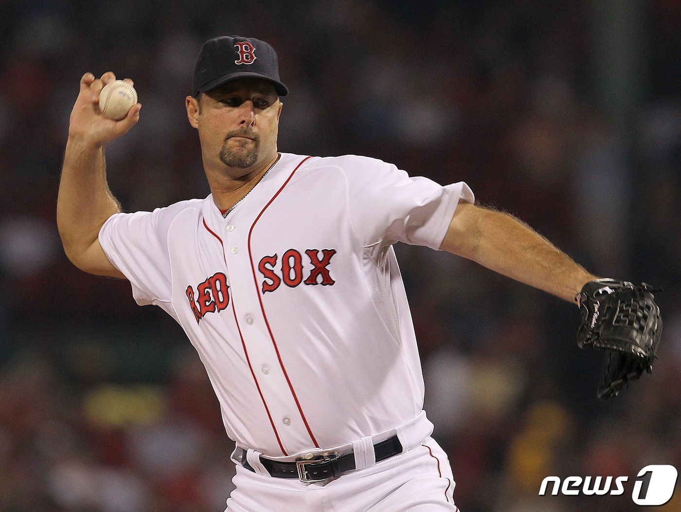 보스턴 레드삭스의 팀 웨이크필드가 2011년 9월13일 토론토 블루제이스를 상대로 시구를 하고 있다. ⓒ AFP=뉴스1