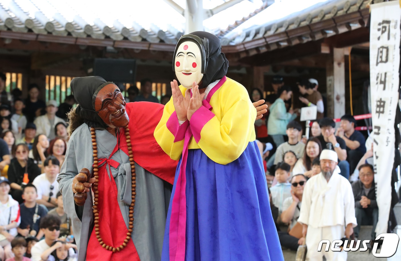 지난 추석 연휴 경북 안동시 풍천면 하회마을에서 열린 하회별신굿탈놀이 공연 모습./뉴스1