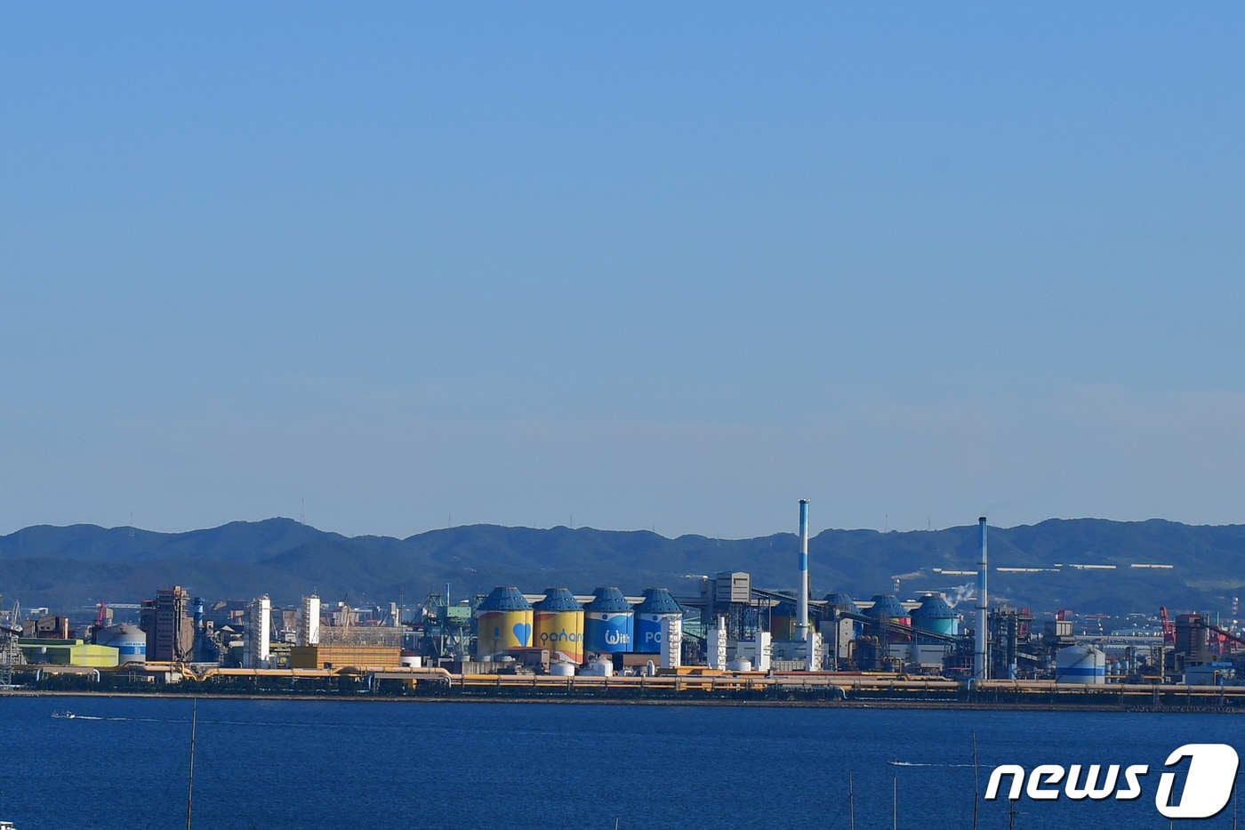 2일 오후 포스코 포항제철소 상공 위로 푸른 가을하늘이 펼쳐지고 있다. 2023.10.2/뉴스1 ⓒ News1 최창호 기자