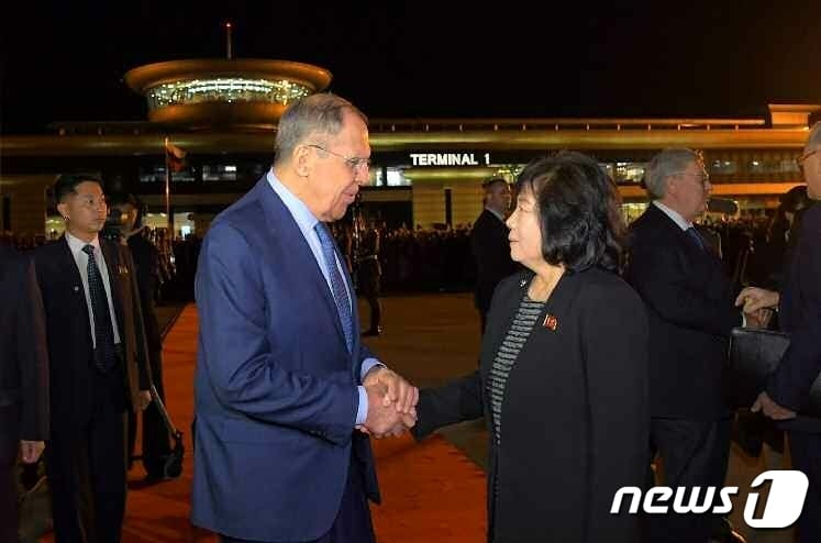 (평양 노동신문=뉴스1) = 지난 2023년 10월 방북 일정을 마친 세르게이 라브로프 러시아 외무장관이 최선희 외무상과 악수하는 모습 [국내에서만 사용가능. 재배포 금지. DB 금지. For Use Only in the Republic of Korea. Redistribution Prohibited] rodongphoto@news1.kr