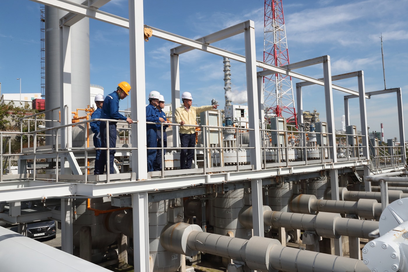 한국석유공사 박현규 비축사업본부장 등 관계자들이 울산 석유비축기지에서 비축유 방출태세 및 시설안전 현장점검을 하고있다.(한국석유공사 제공)