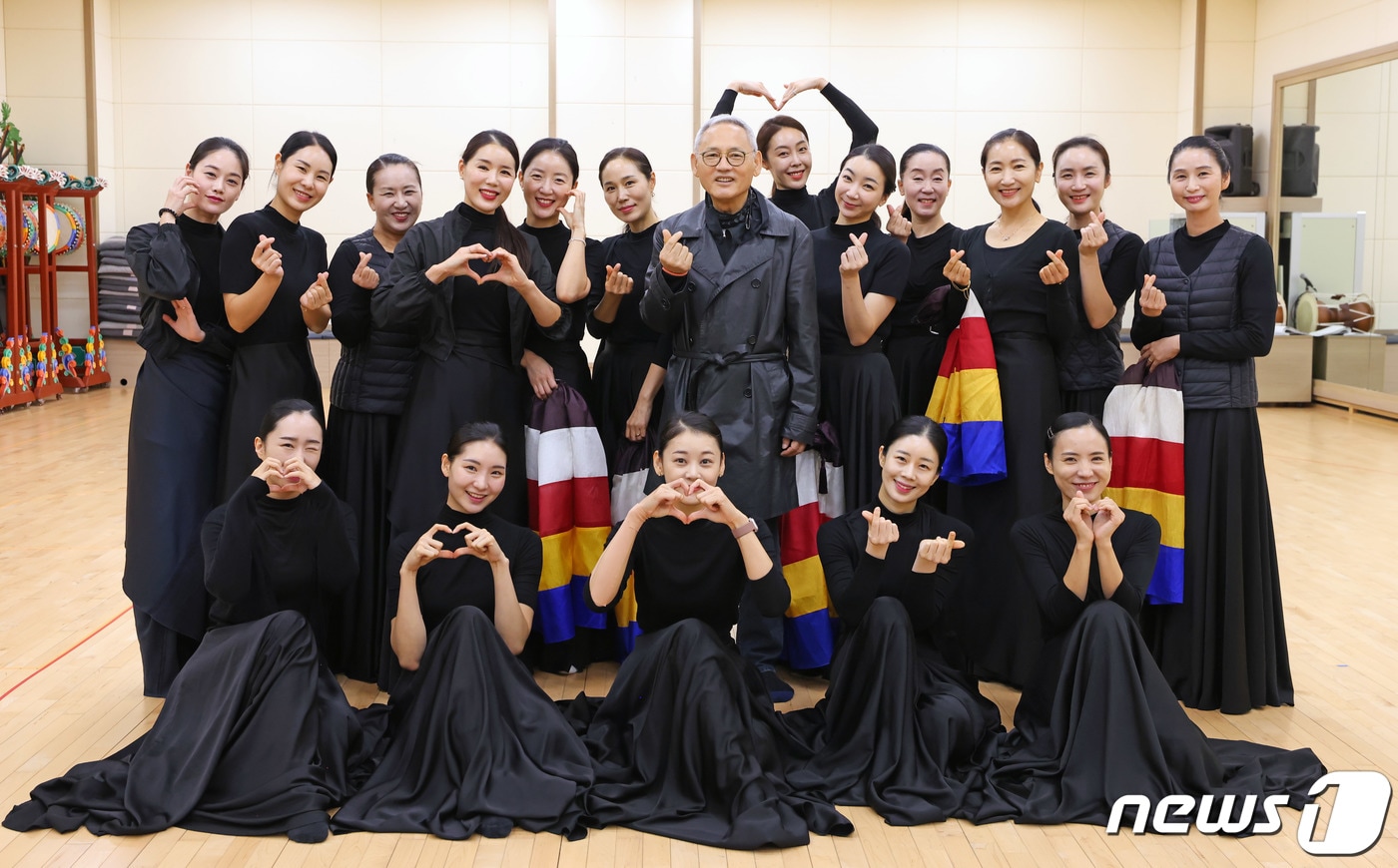 유인촌 문화체육관광부 장관이 20일 전북 남원 국립민속국악원을 방문해 단원들을 격려한 뒤 기념촬영을 하고 있다. (문화체육관광부 제공) 2023.10.20/뉴스1